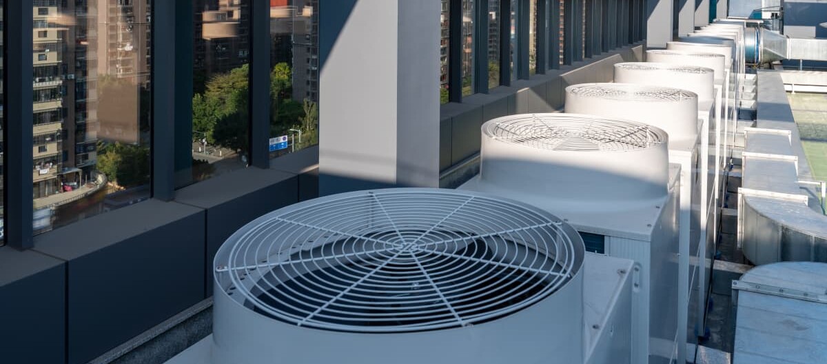 El ventilador de aire acondicionado central en el edificio de oficinas