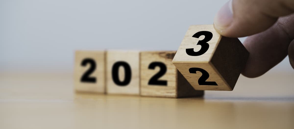 cubos de madera con 2022 y 2023